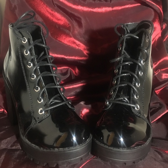 Black boots - Picture 2 of 4